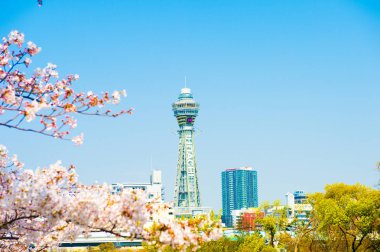 Osaka, Japonya - Nisan 2019: Tsutenkaku Kulesi bir kuledir 